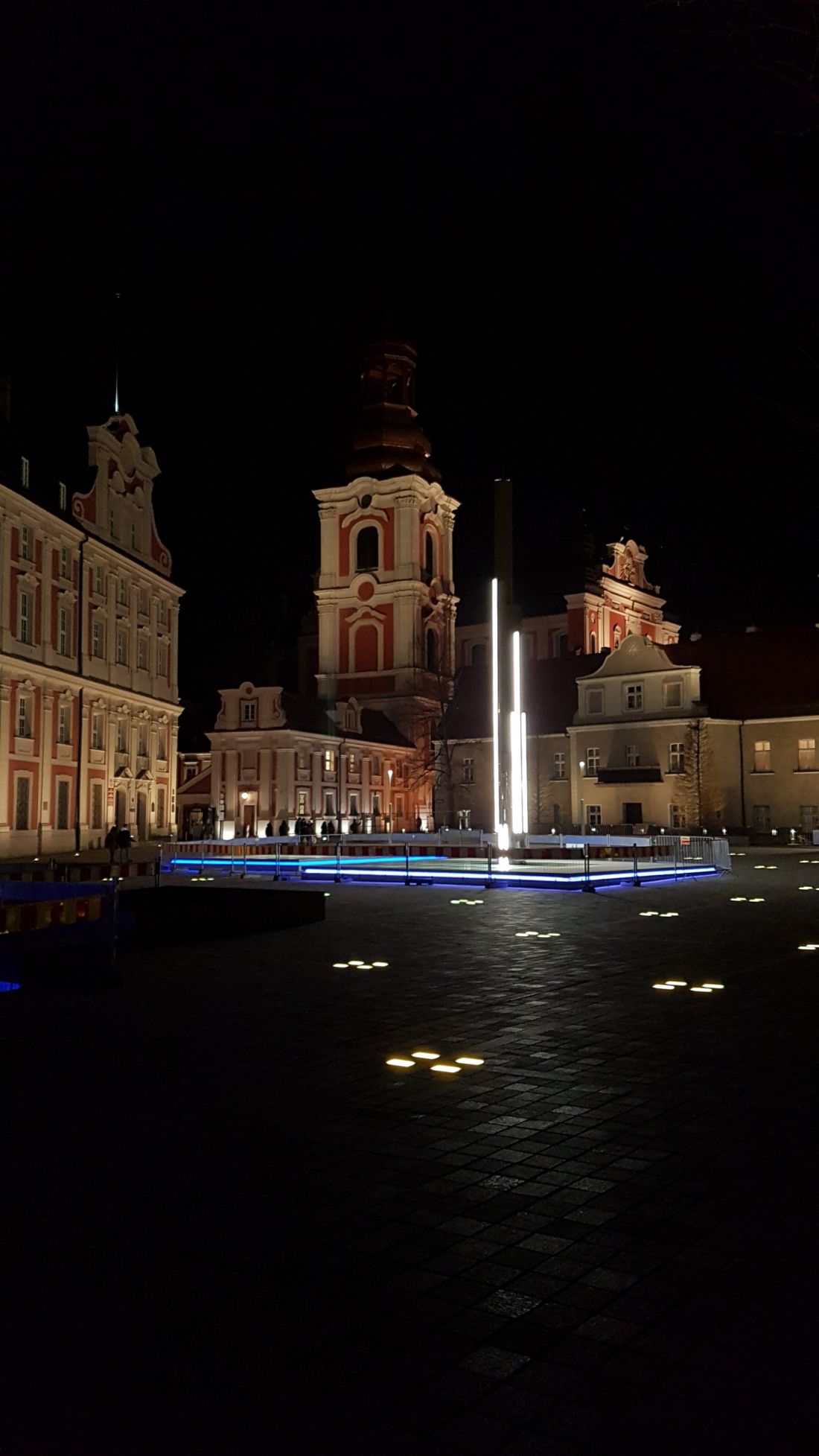 Plac Kolegiacki - światła w posadzce