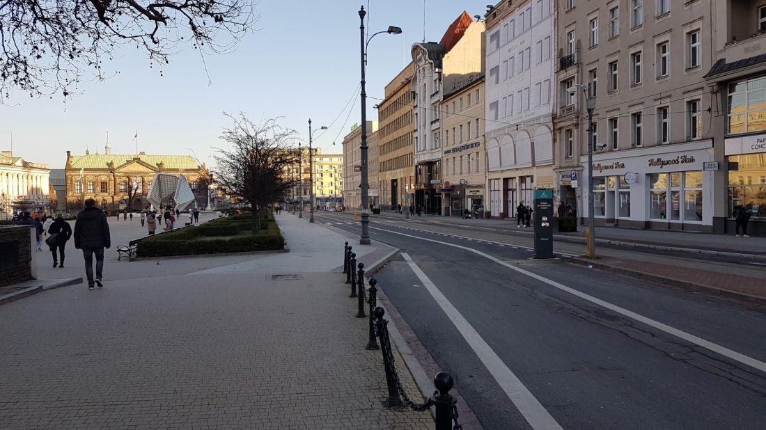 Południowa strona placu Wolności (po prawej). Wzdłuż pierzei zostaną zasadzone dwa rzędy klonów. 