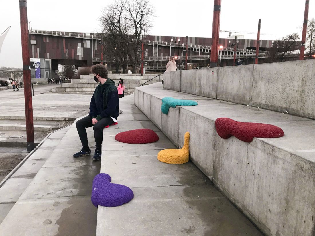 blop. promuje nawyk nieformalnego siadania w mieście na elementach miejskiej architektury