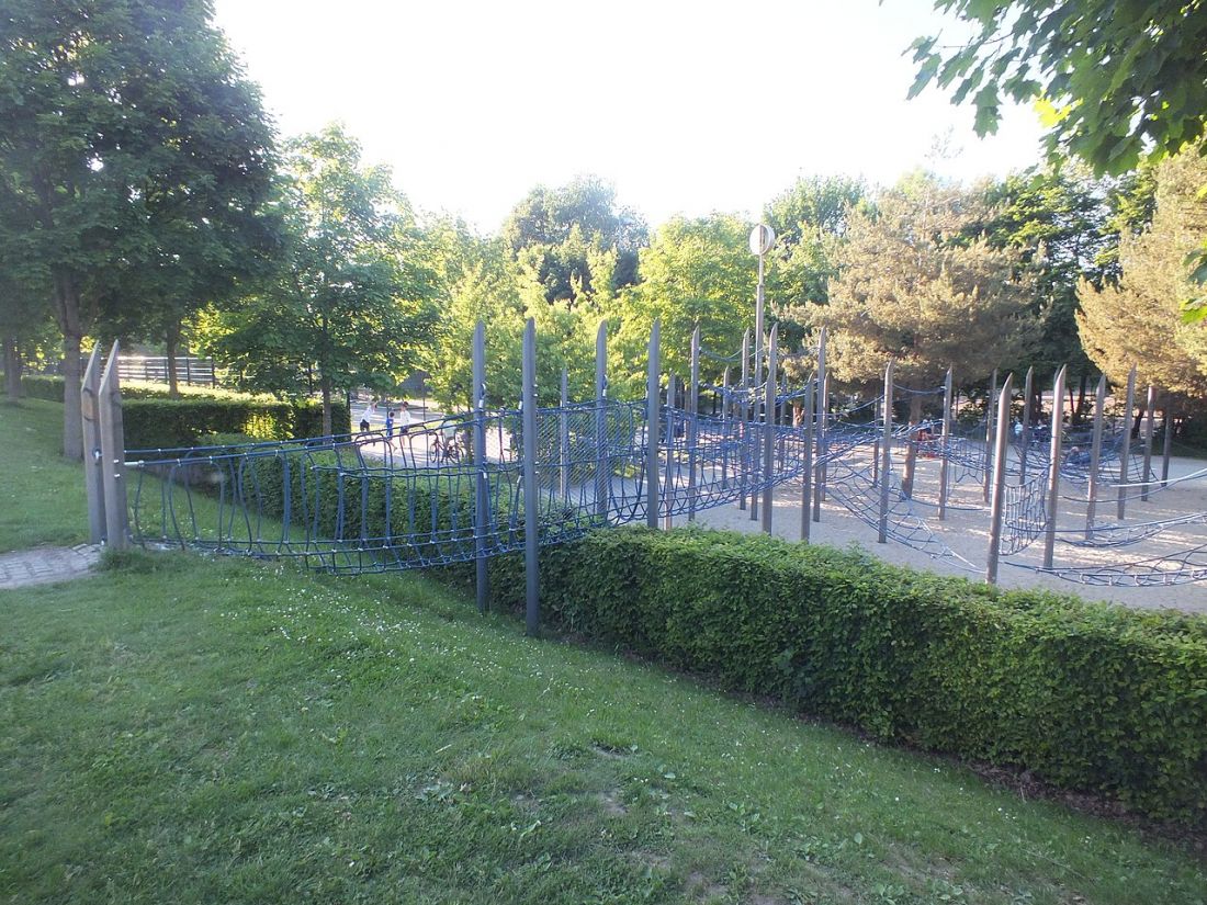 parki linearne to nie tylko wąskie pasy zieleni z dróżką. Na zdjęciu widać plac zabaw w Petuelpark w Monachium