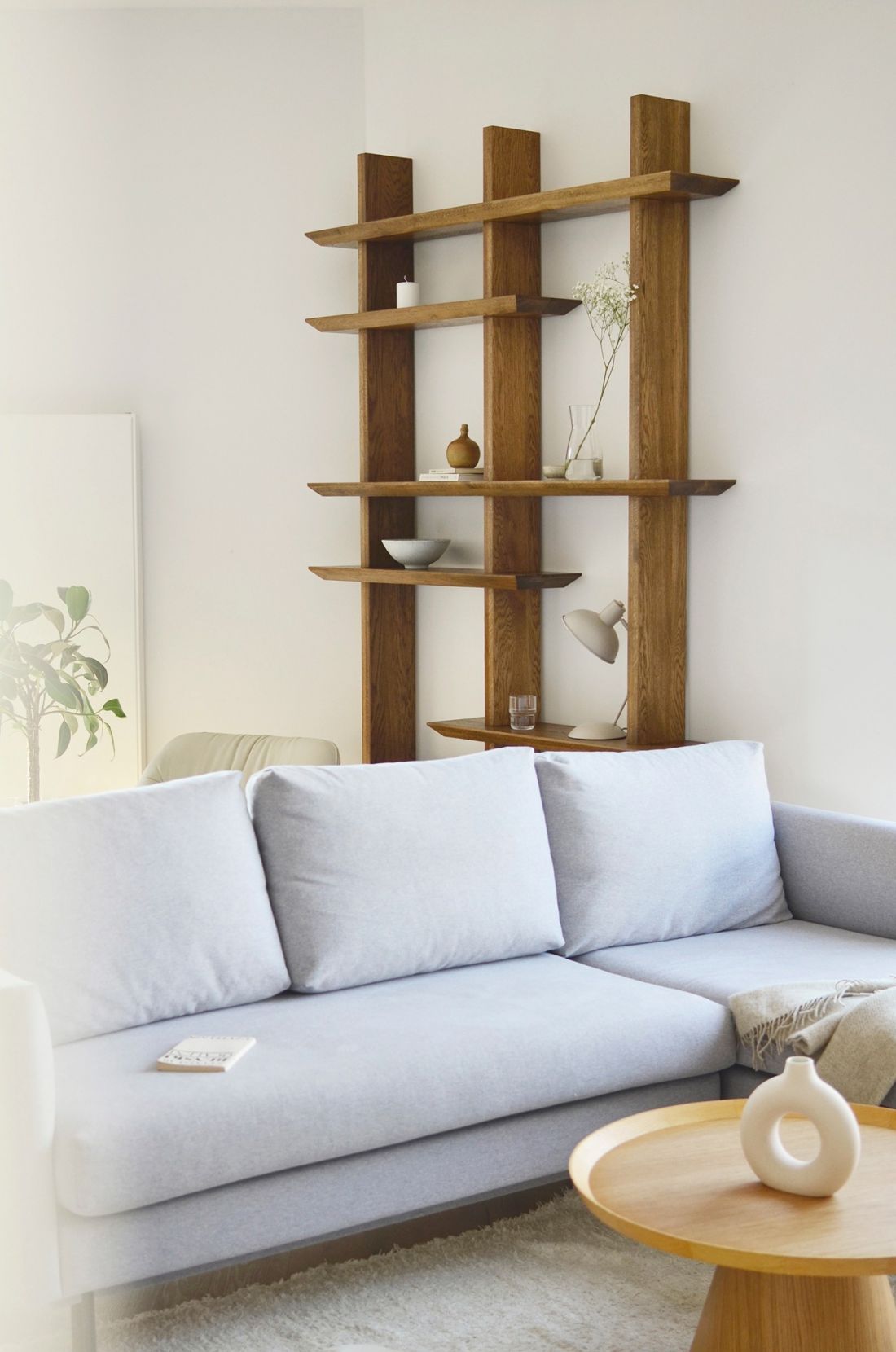 Błękitna sofa i autorska szafka