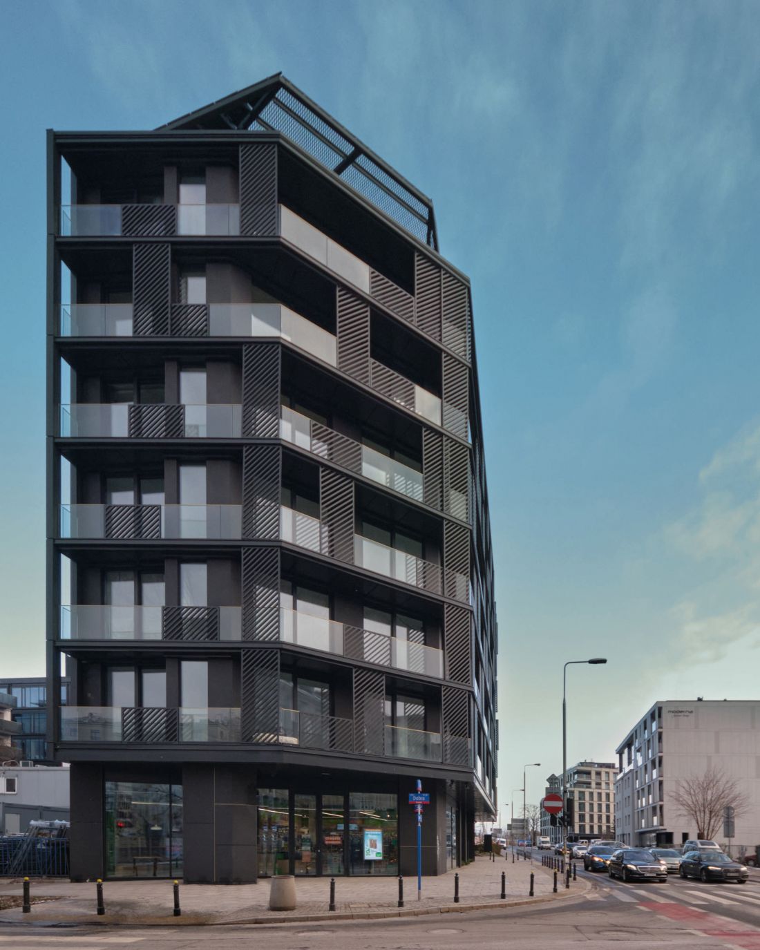 architektom zależało na tym, aby narożnik budynku wyrzeźbiony był niczym szlachetny kamień