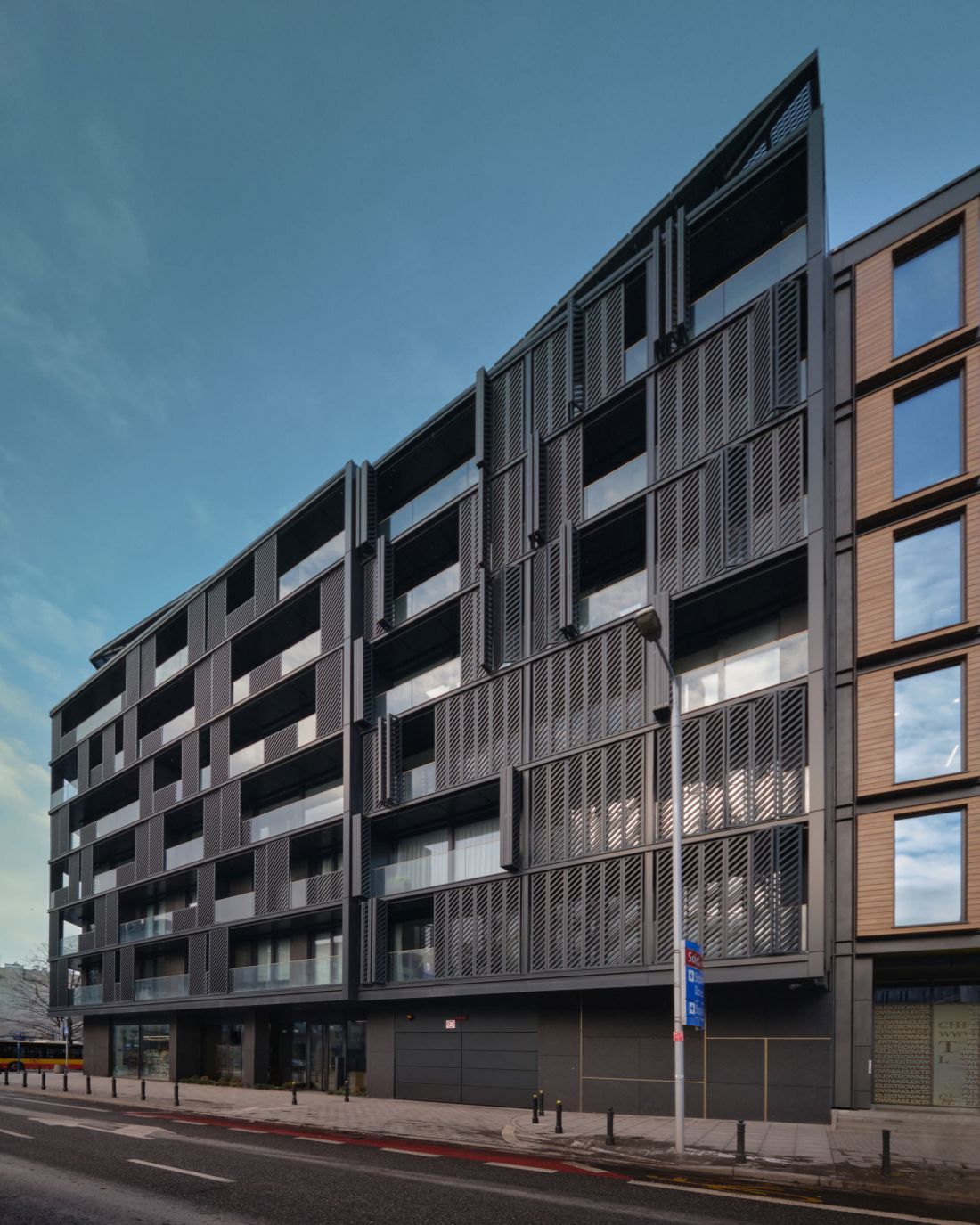 apartamentowiec zlokalizowany jest na skrzyżowaniu ulic Dobrej i Zajęczej na warszawskim Powiślu