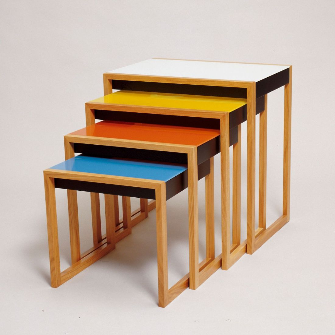 Nesting Tables autorstwa Josefa Albersa