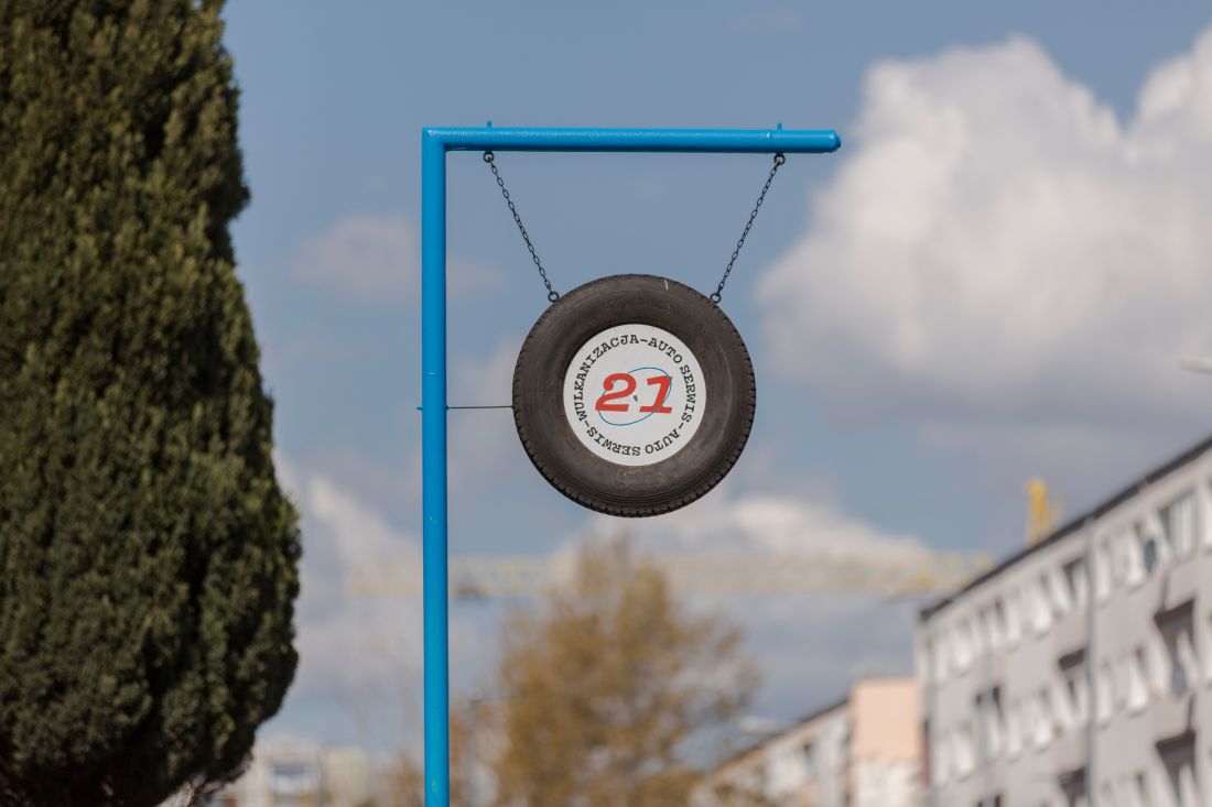 Szyld semaforowy sygnalizujący lokalizacje warsztatu od strony ulicy