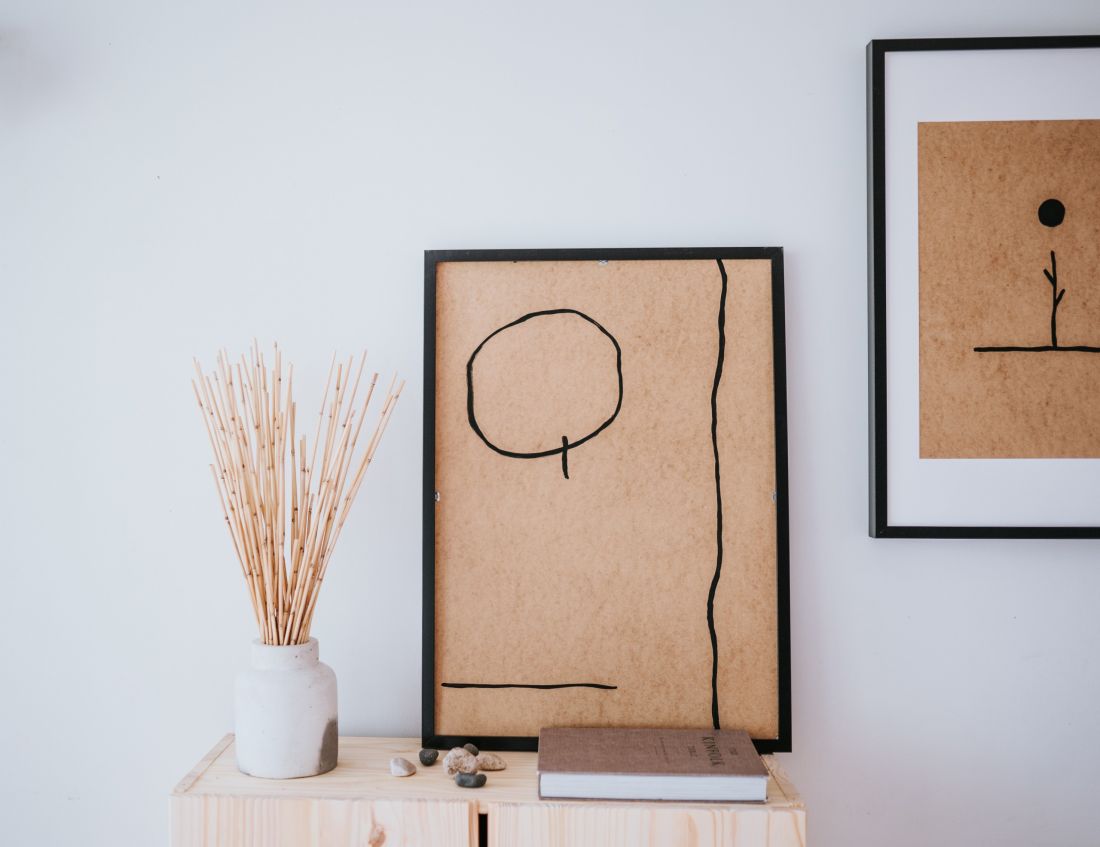 Minimalistyczna dekoracja utrzymana w neutralnych kolorach.