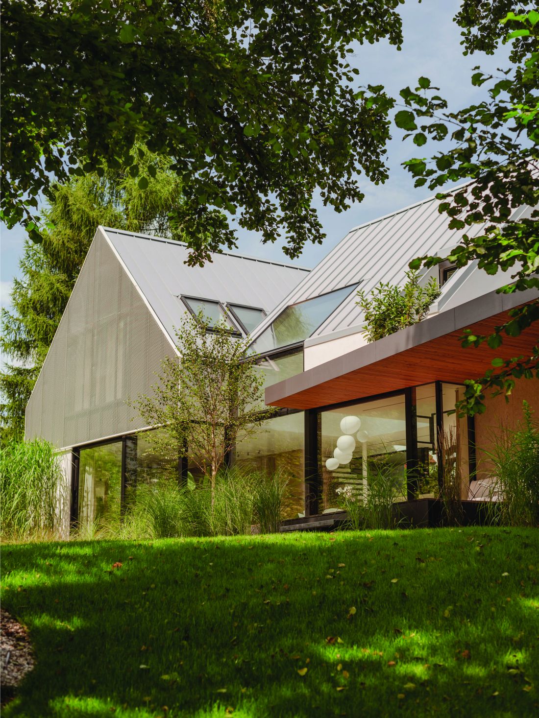 Dom „City break house” – zielona, sielska przystań w mieście autorstwa MOKAA Architekci