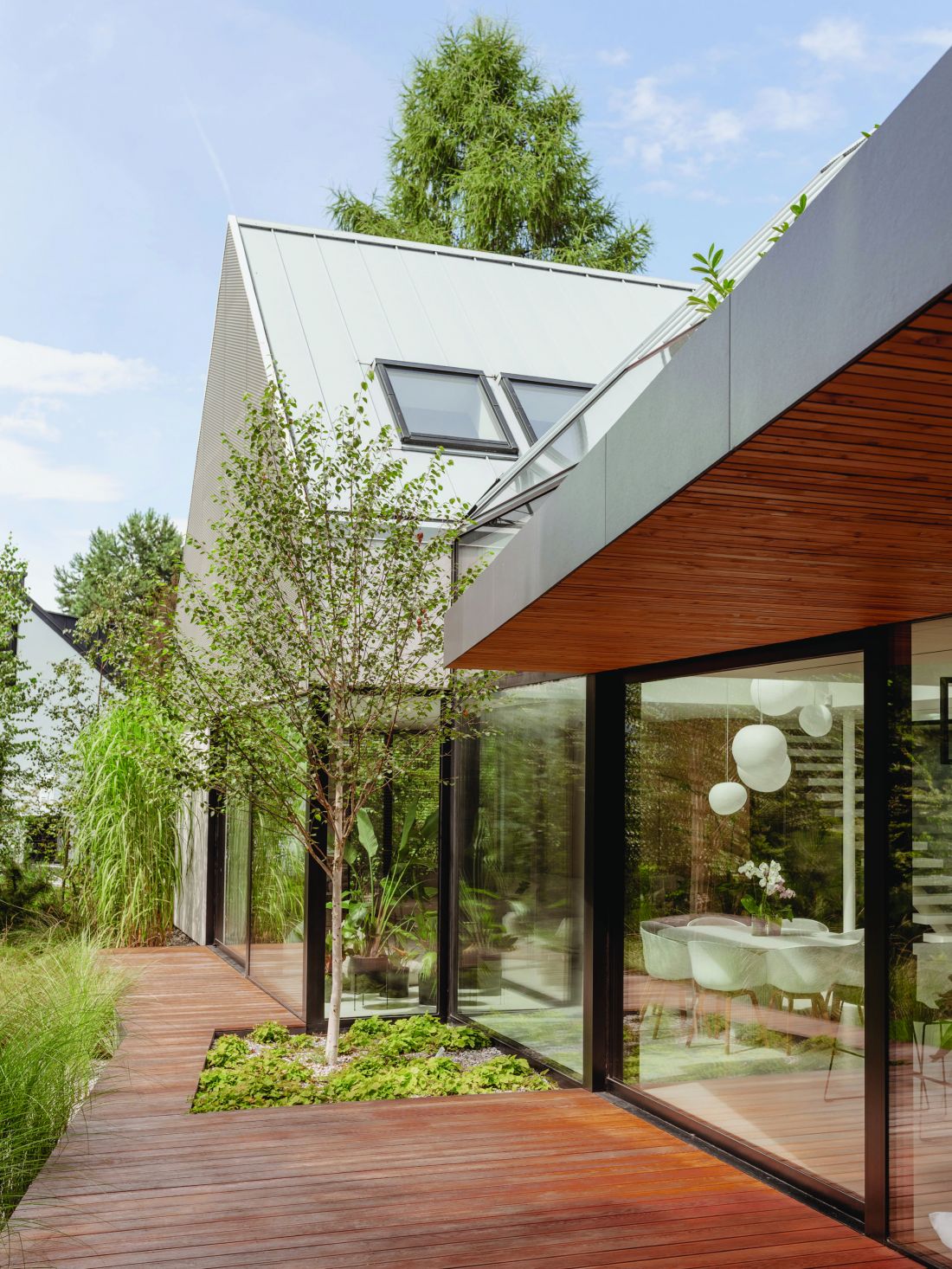 Dom „City break house” – zielona, sielska przystań w mieście autorstwa MOKAA Architekci