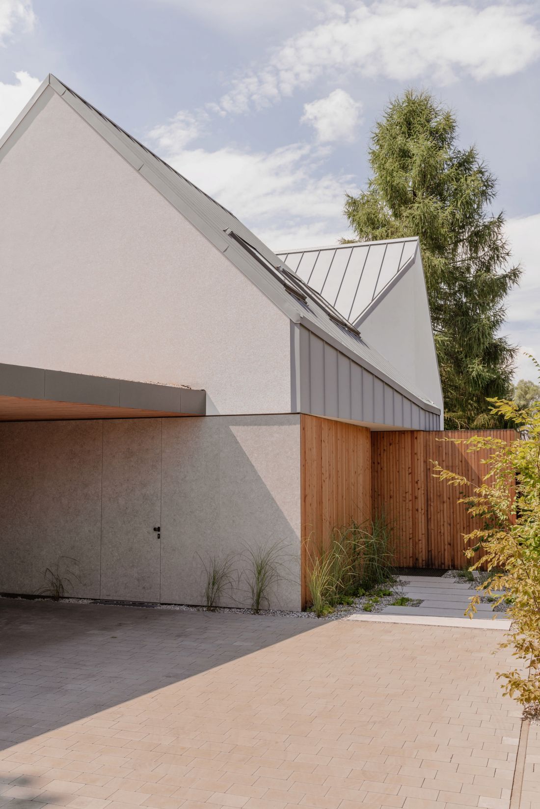 Dom „City break house” – zielona, sielska przystań w mieście autorstwa MOKAA Architekci