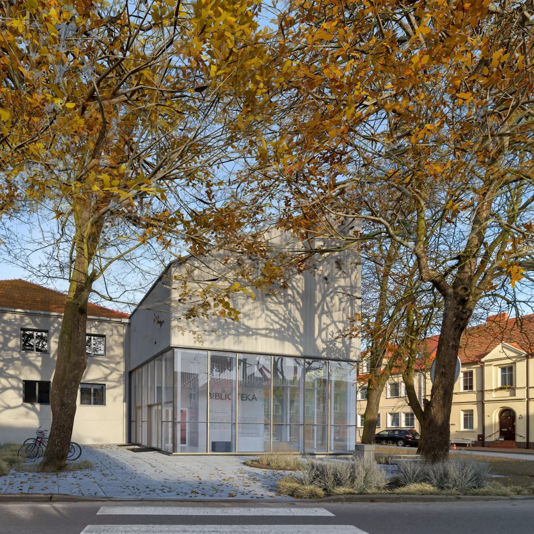 Biblioteka Buk rozbudowa neostudio wejście i placyk
