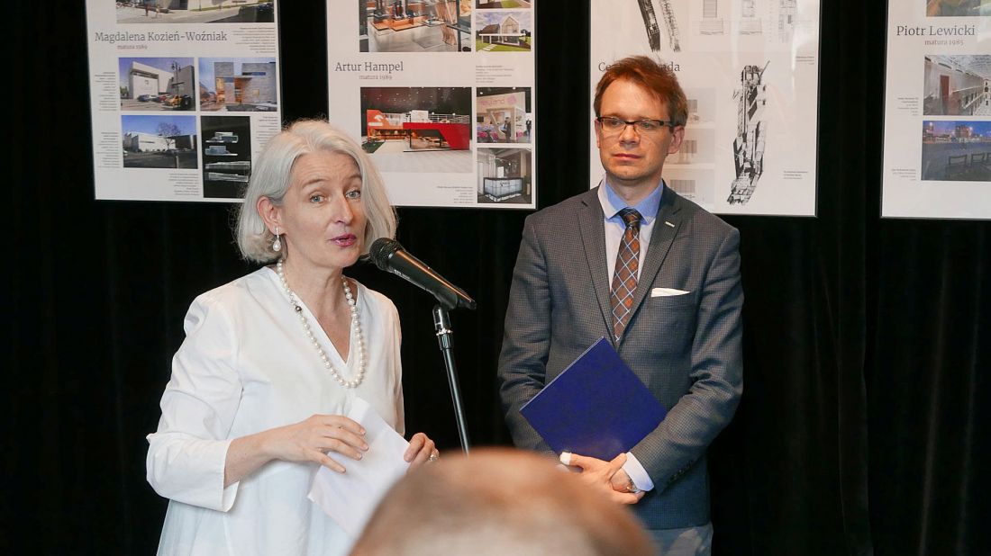 kuratorka wystawy, Marta A. Urbańska i prezes krakowskiego oddziału SARP podczas wernisażu