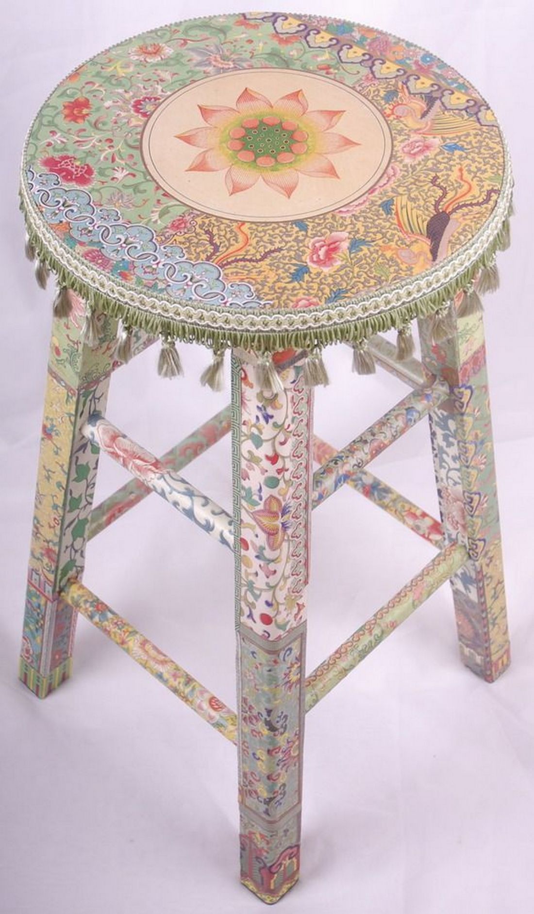 Taboret ozdobiony decoupagem