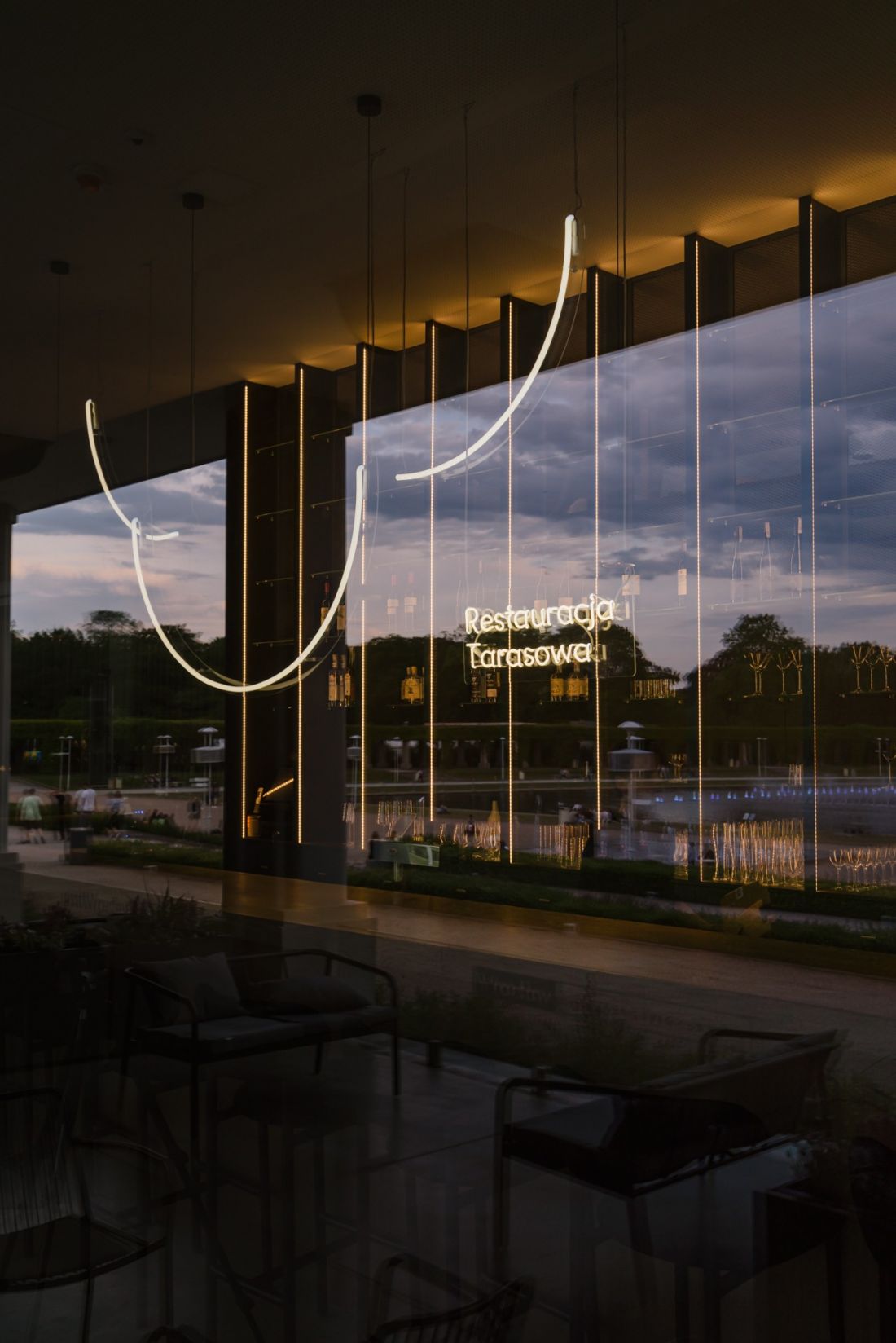 Wrocław odbity w witrynie restauracji