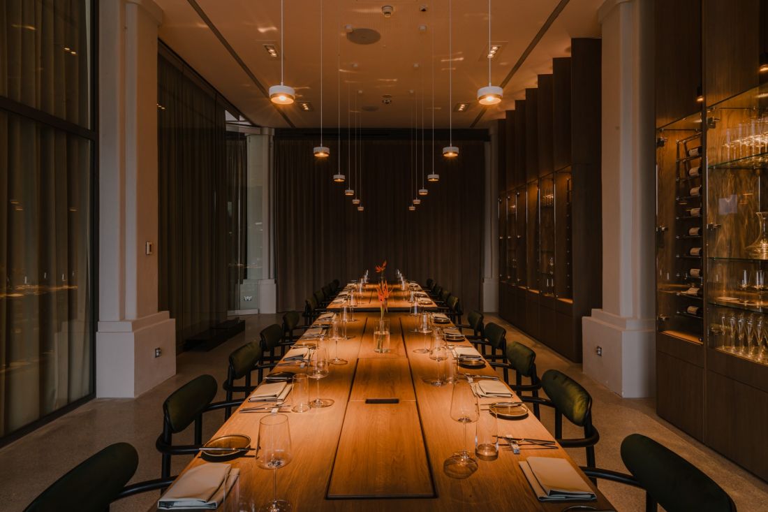 Wnętrze restauracji wieczorem