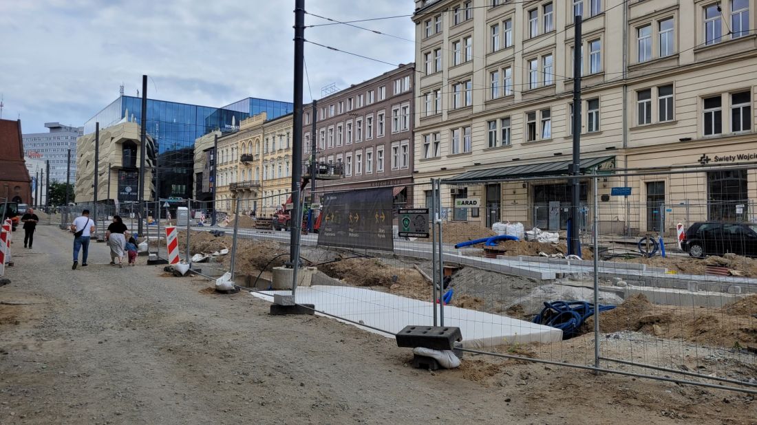 nieliczne i trudne do odnalezienia strzałki kierunkowe (na płocie)