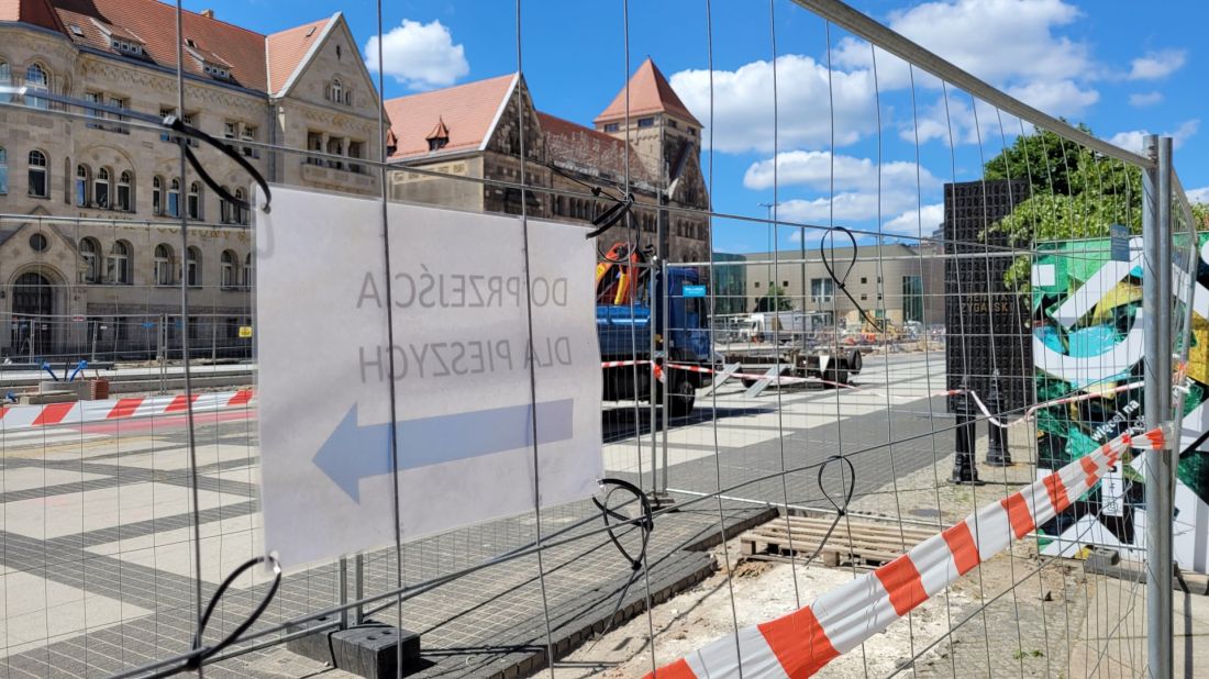 frapujące umiejscowienie tabliczki kierunkowej
