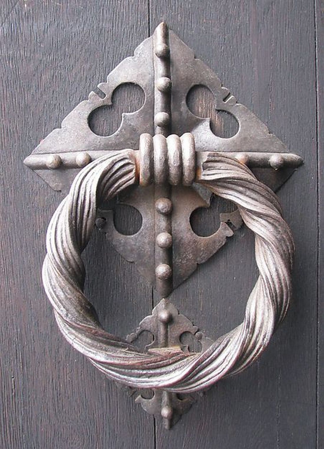Rustykalna kołatka drzwiowa