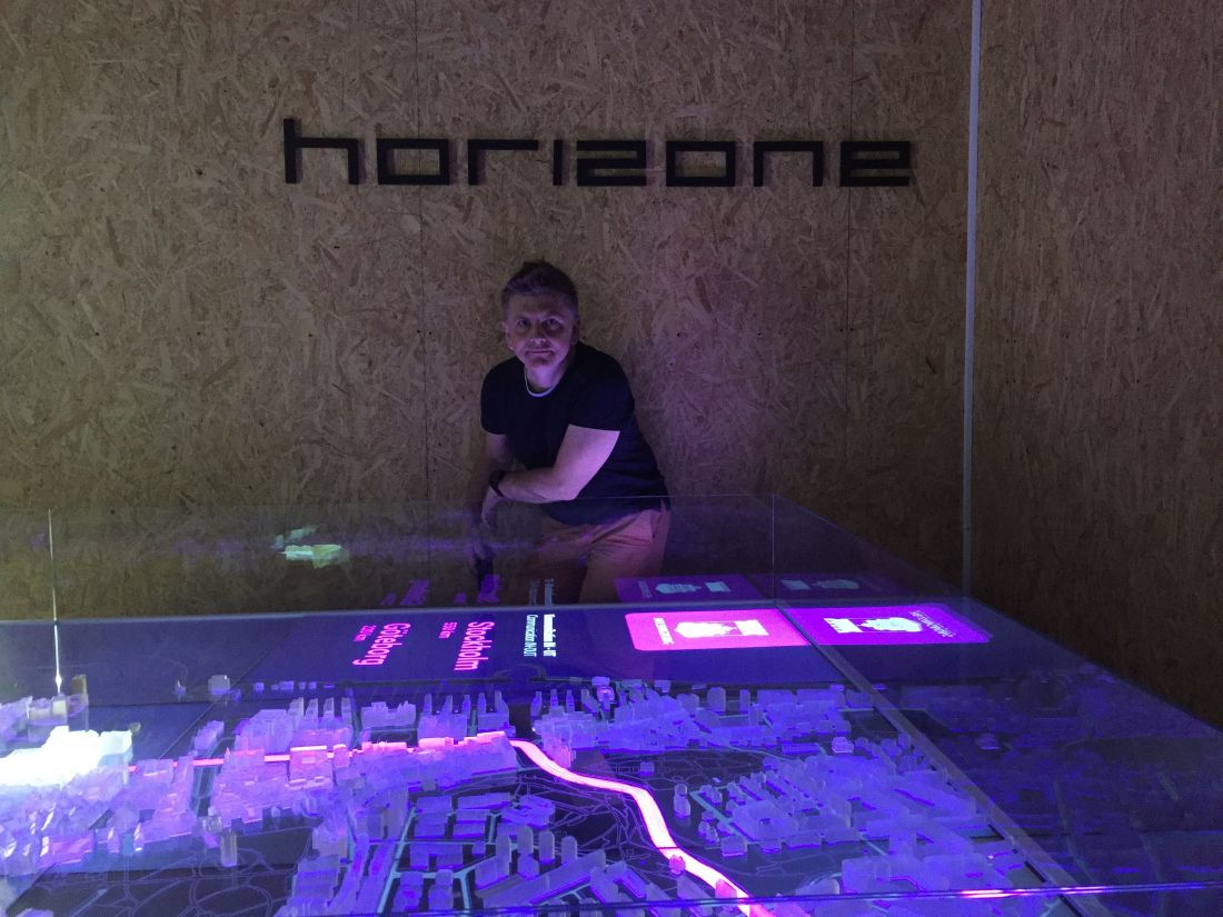 Dominik Darasz (Horizone) nad makietą Helsingborga 