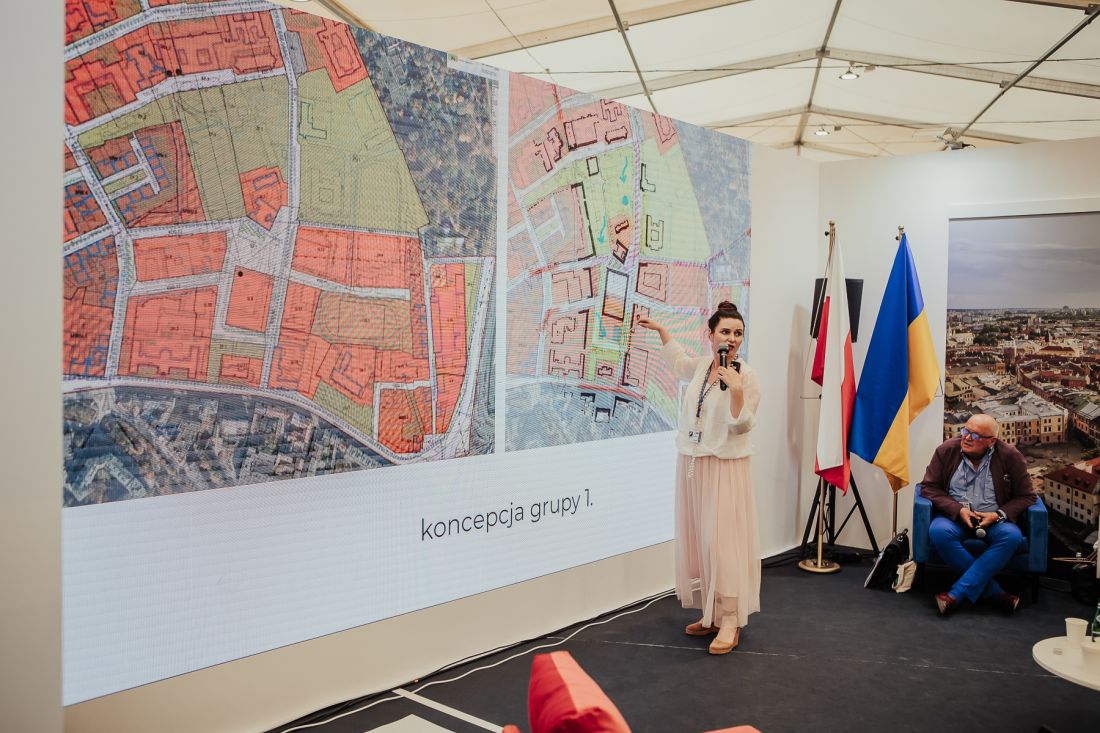 Małgorzata Tomczak podsumowująca wyniki warsztatów związanych z planowaniem Wesołej podczas Międzynarodowego Biennale Architektury w Krakowie
