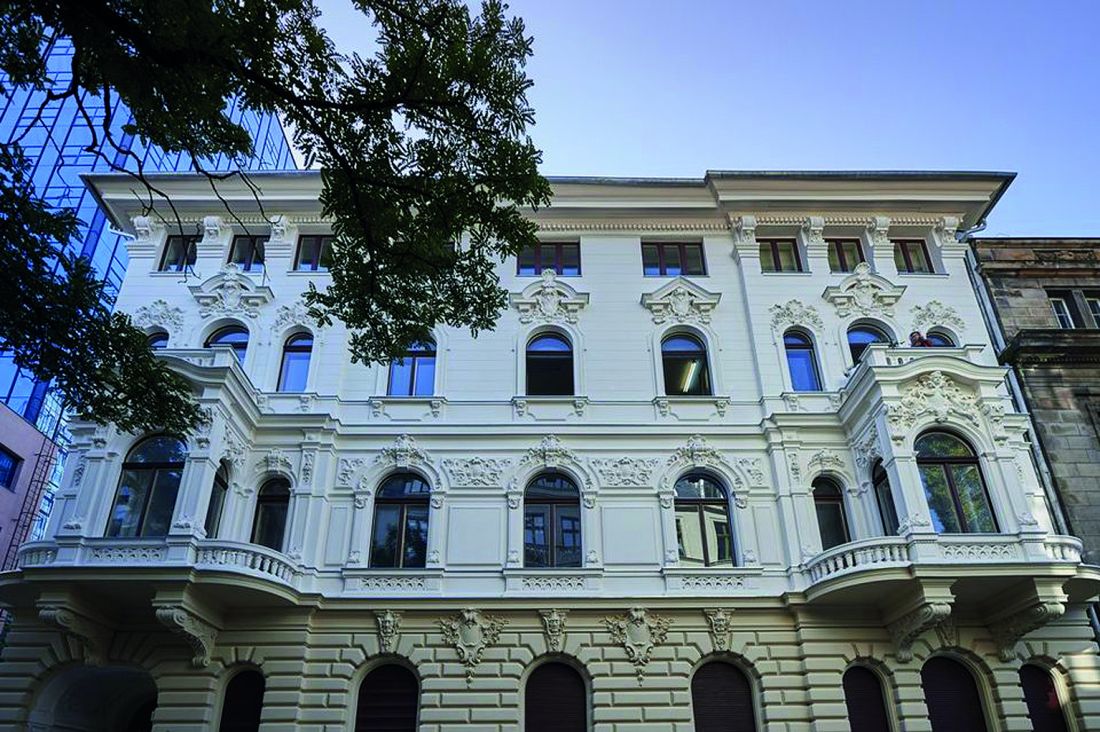 zięki rewitalizacji wyjątkowej urody kamienica wzniesiona dla Konrada Haessnera przy ulicy Roosevelta 17 odzyskała swój blask i służy łodzianom jako siedziba Domu Literatur