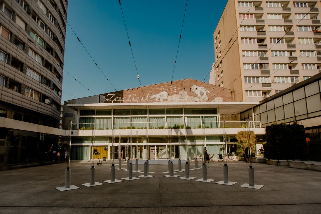 Instalacja Wodny Azyl znajduje się przed Zodiakiem