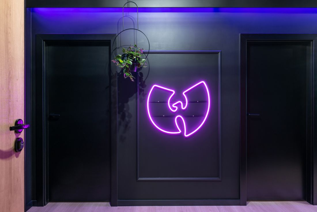 Neon Wu-Tang Clan w holu