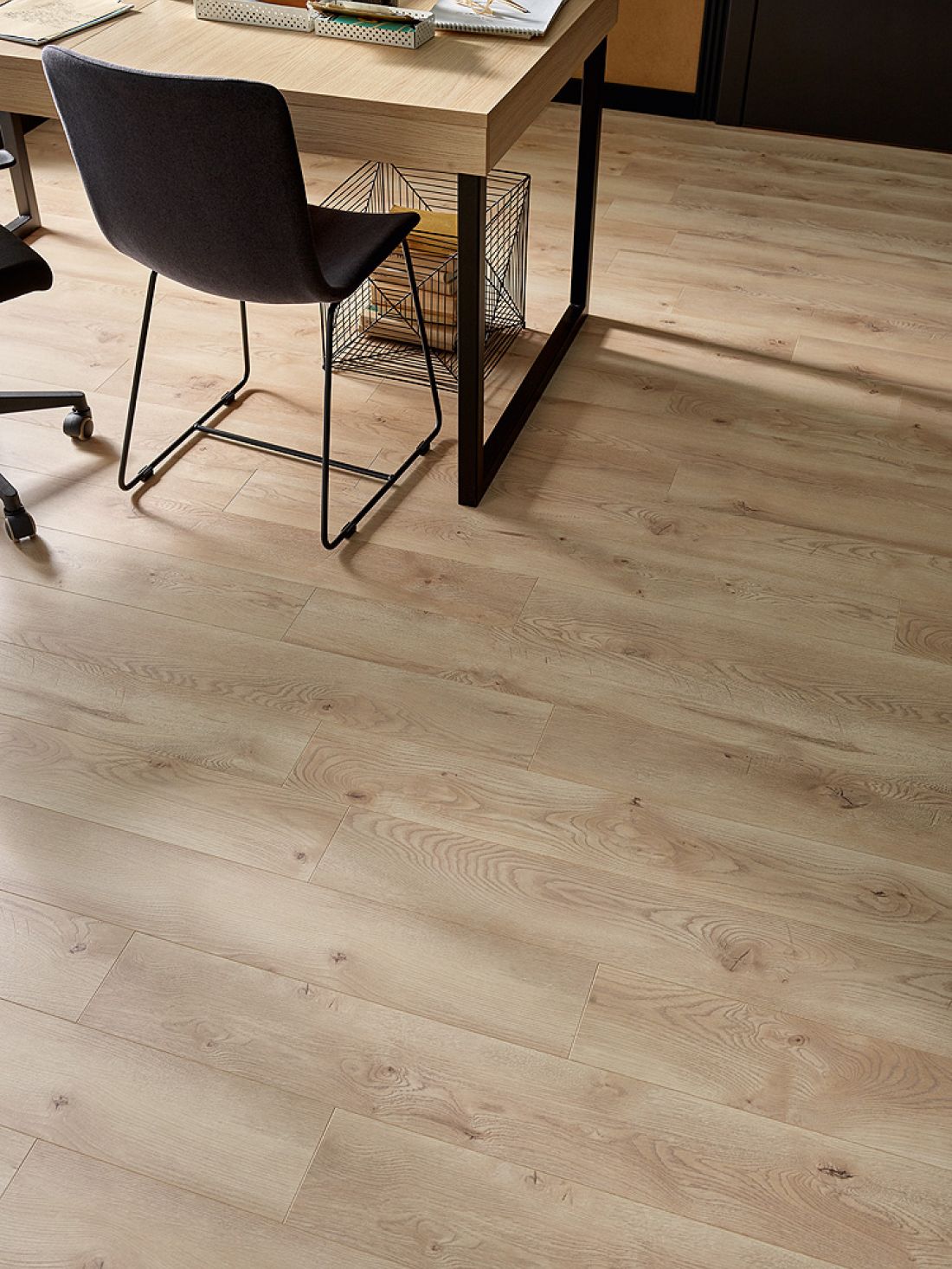 Laminowane panele podłogowe odwzorowują rysunek naturalnego drewna