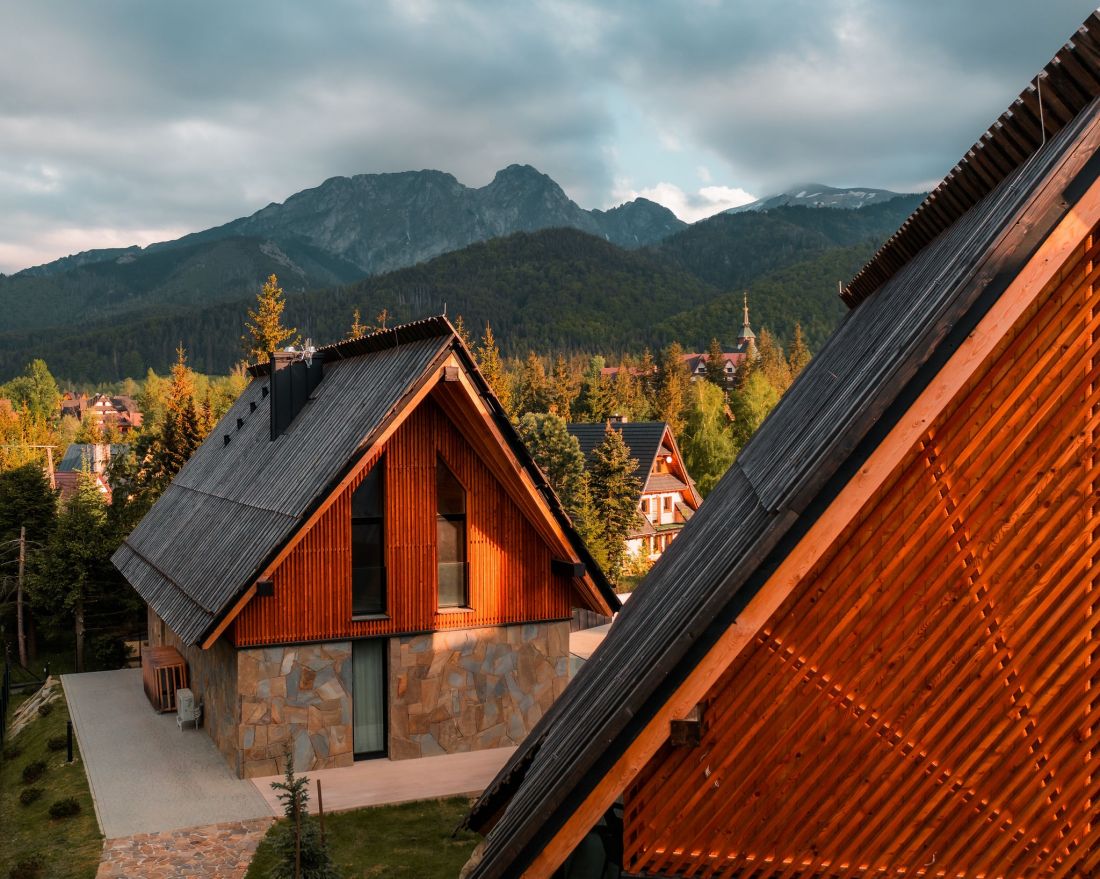 Z domów rozpościera się widok na Tatry