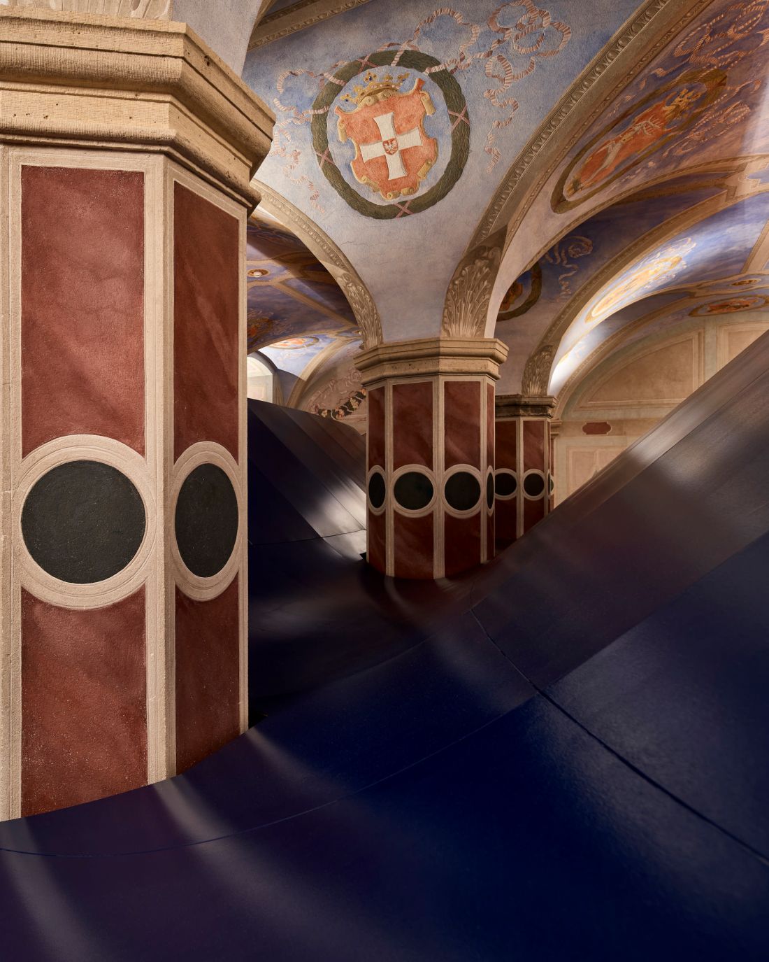 zwiedzający wystawę mogą odnieść wrażenie, że w ekspozytorze zatopiono istniejące kolumny
