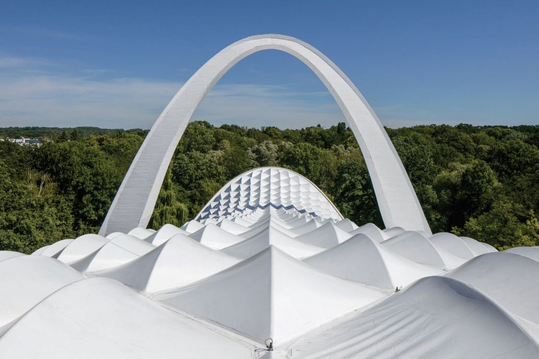 architekci wpisali nowe zadaszenie w oryginalny łuk