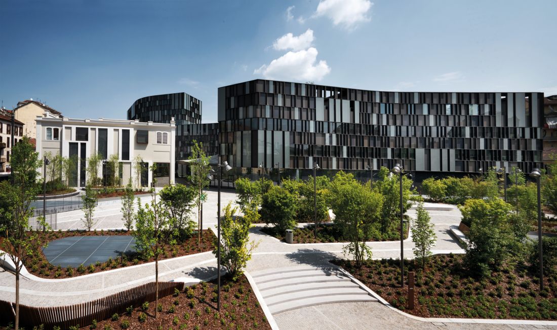 siedziba firmy Lavazza w Turynie we Włoszech, proj.: CZA Cino Zucchi Architetti; elewacja jest termicznie zmienna — każdy element fasady pozwala na utrzymanie innej temperatury w pomieszczeniu tworząc bodźce fizjologiczno-termiczne 