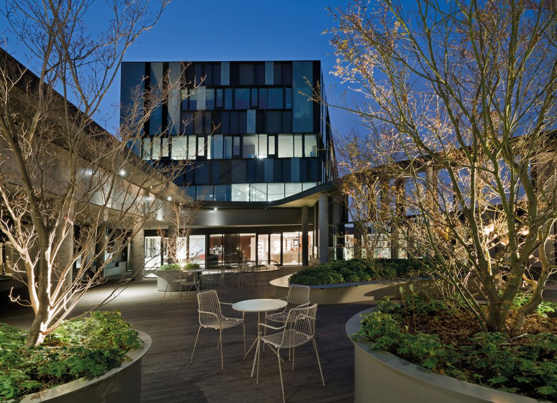 siedziba firmy Lavazza w Turynie we Włoszech, proj.: CZA Cino Zucchi Architetti; elewacja jest termicznie zmienna — każdy element fasady pozwala na utrzymanie innej temperatury w pomieszczeniu tworząc bodźce fizjologiczno-termiczne 