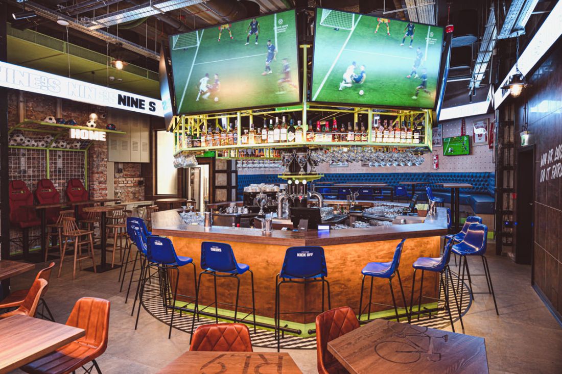 w najniższej kondygnacji ulokowano Sports Bar z inspirowanym nowojorską halą Madison Square Garden ośmiokątnym barem z telebimami 