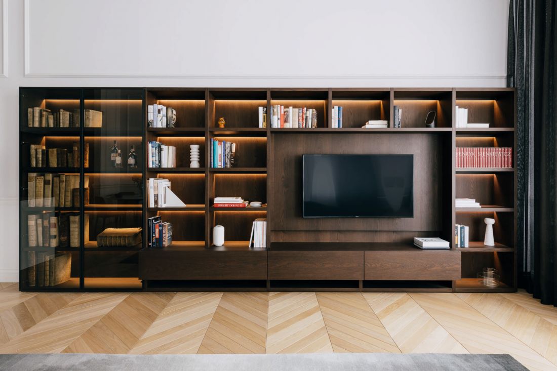 także regał z ciemnego drewna powstał według projektu architektki 