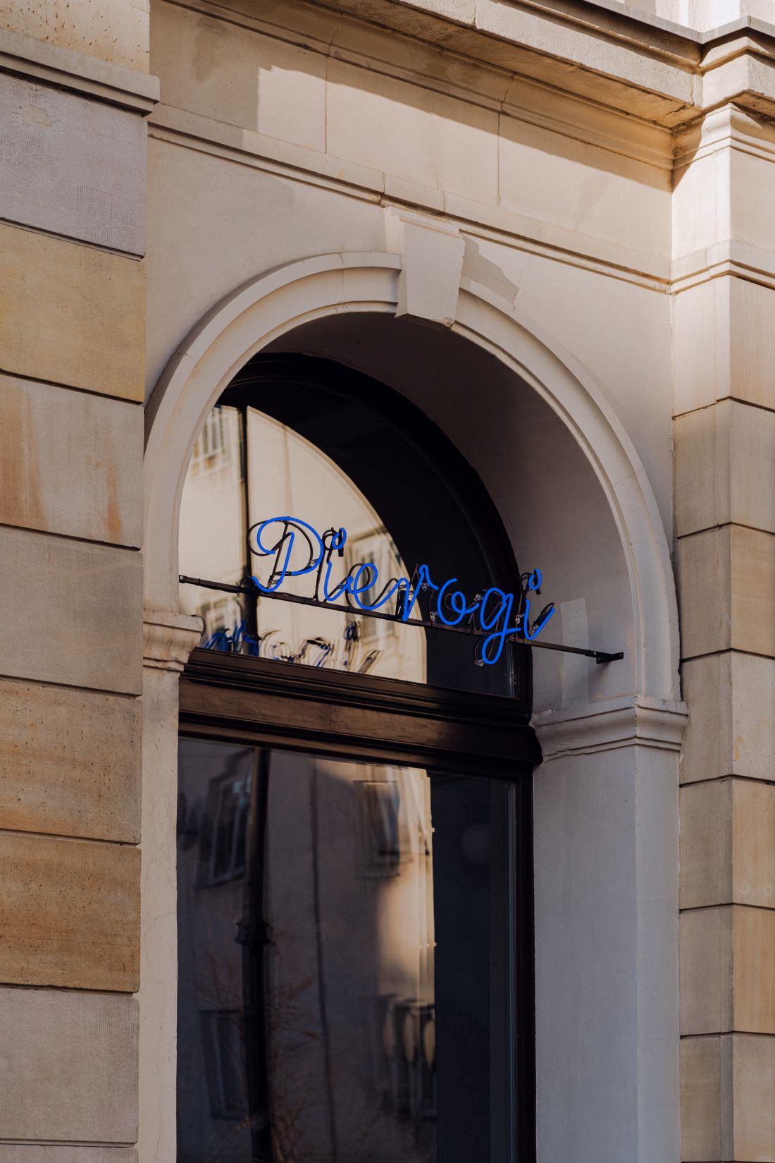pierogarnia znajduje się na parterze kamienicy w centrum Warszawy