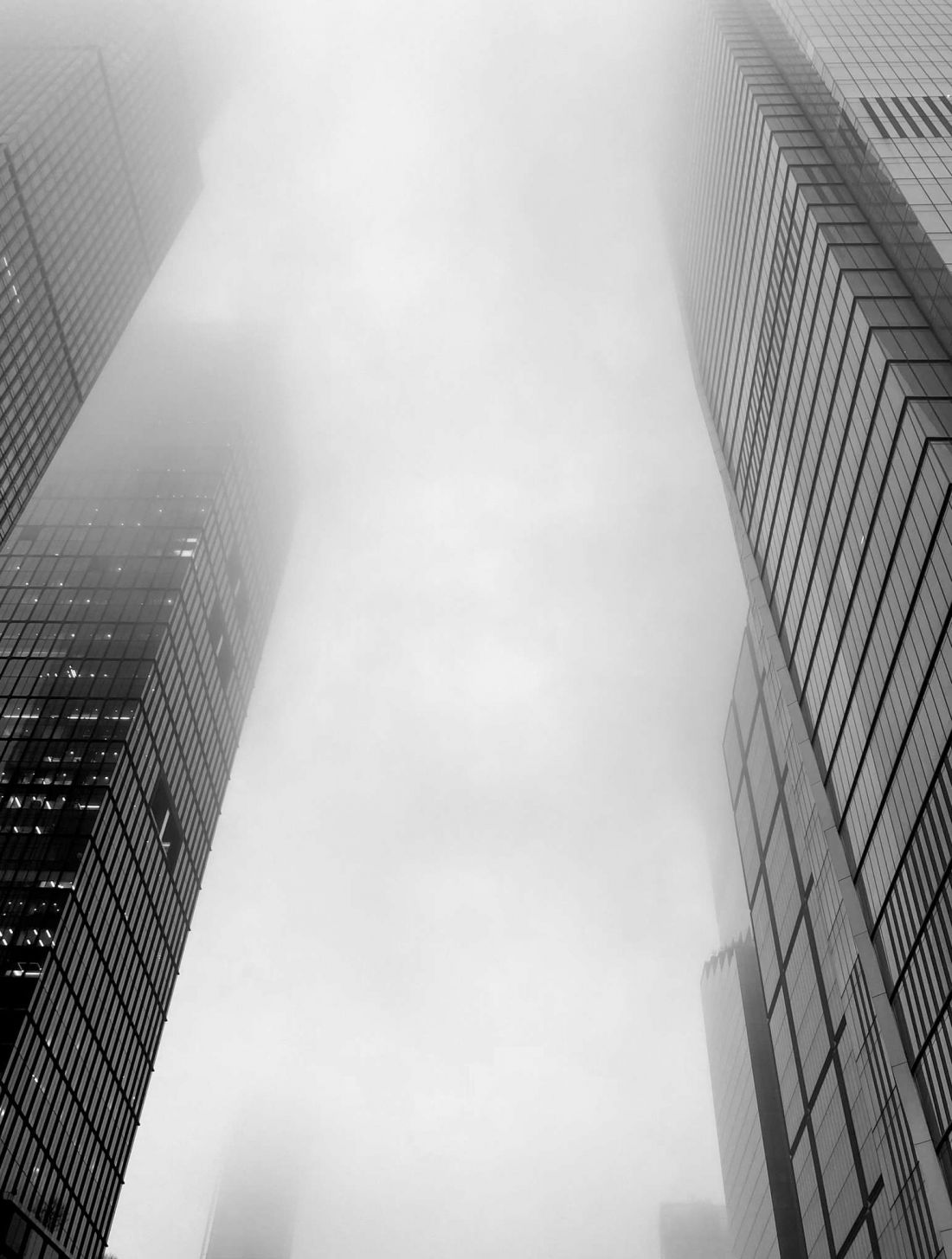 Szczyty budynków Hudson Yards zanikające w chmurach