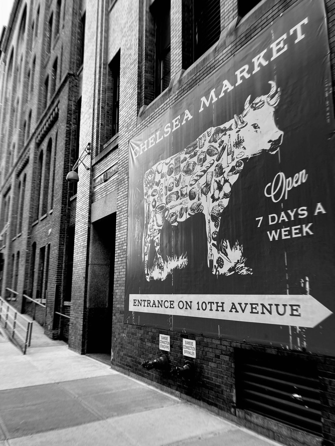 Plakat na wejściu do Chelsea Market, nawiązujący do niedawnej przeszłości dzielnicy