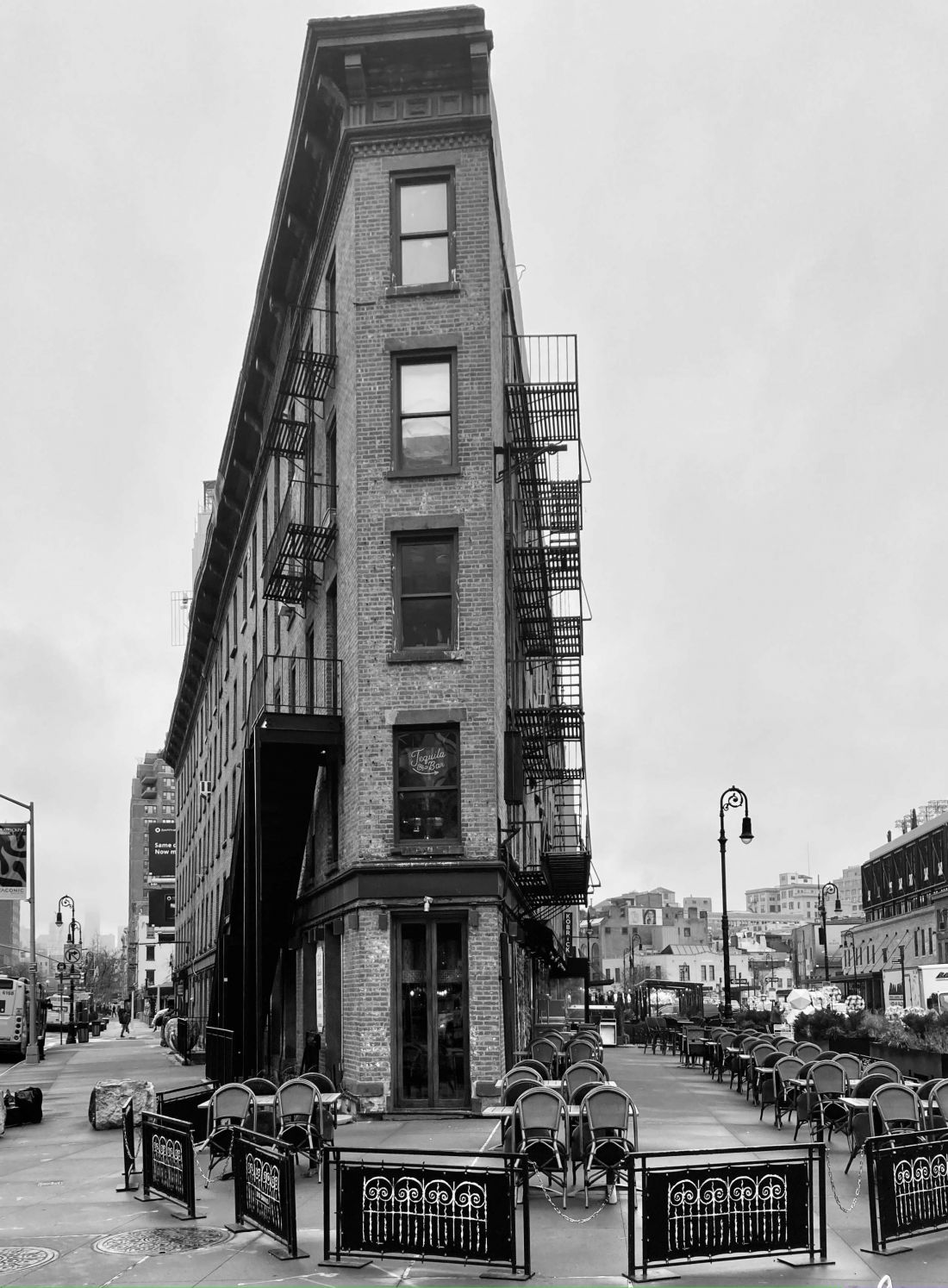 Charakterystyczny budynek na jednym z powtarzających się często w Meatpacking District trójkątnych placów