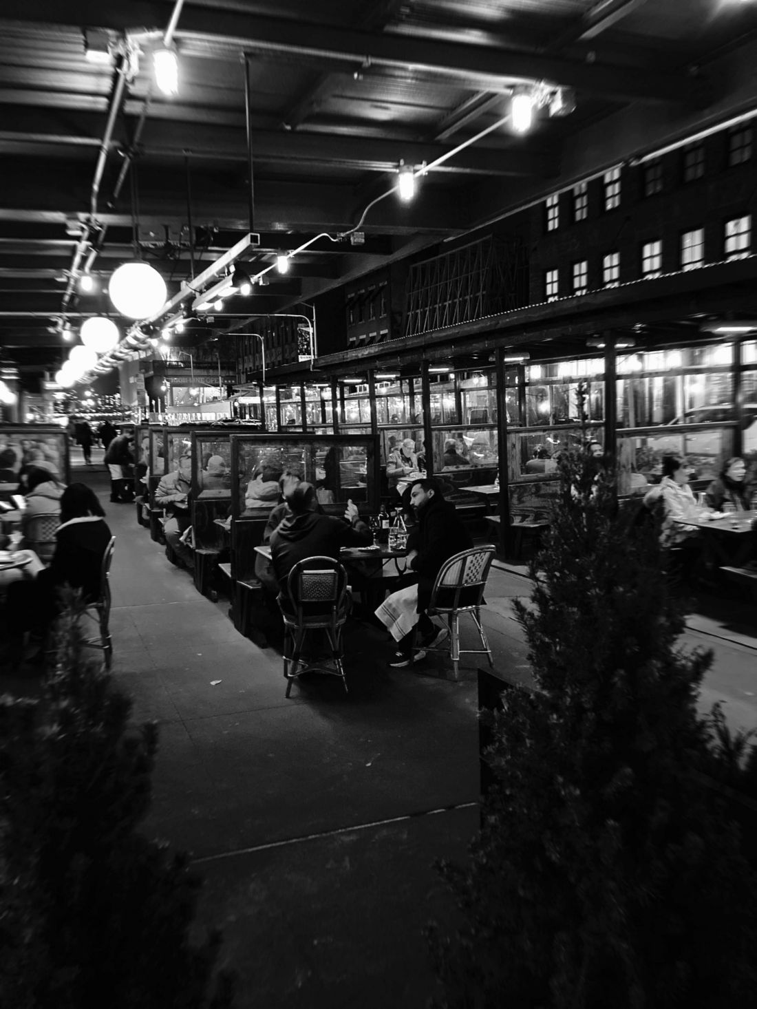 Francuska restauracja na Gansevoort Street wypełniona turystami