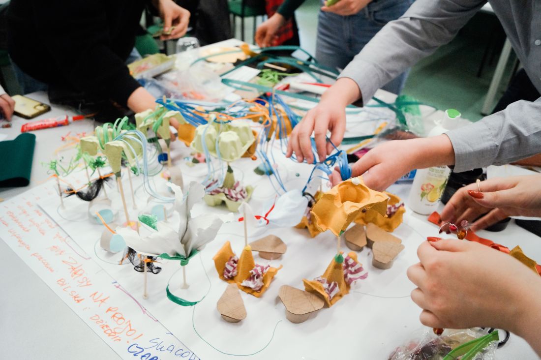 Praca twórcza w trakcie warsztatów kreatywnego myślenia metodą Design Thinking (drugi dzień warsztatów) 