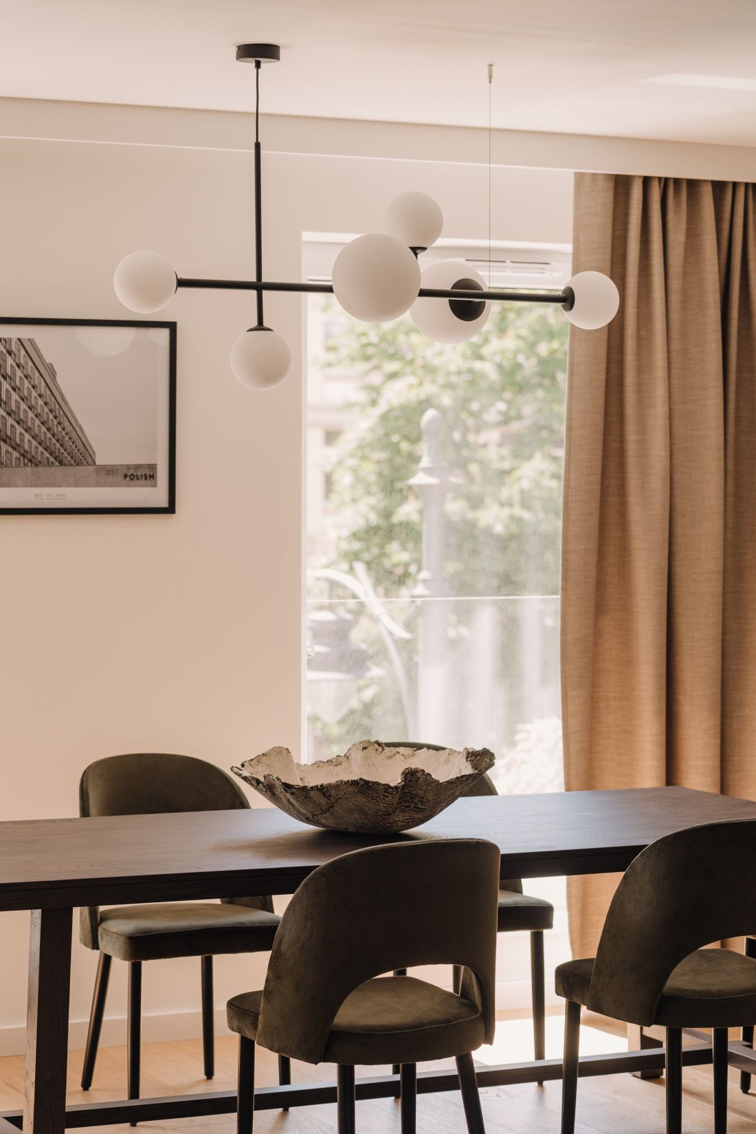  The table is decorated with a ceramic bowl by Jacek Budzowski.