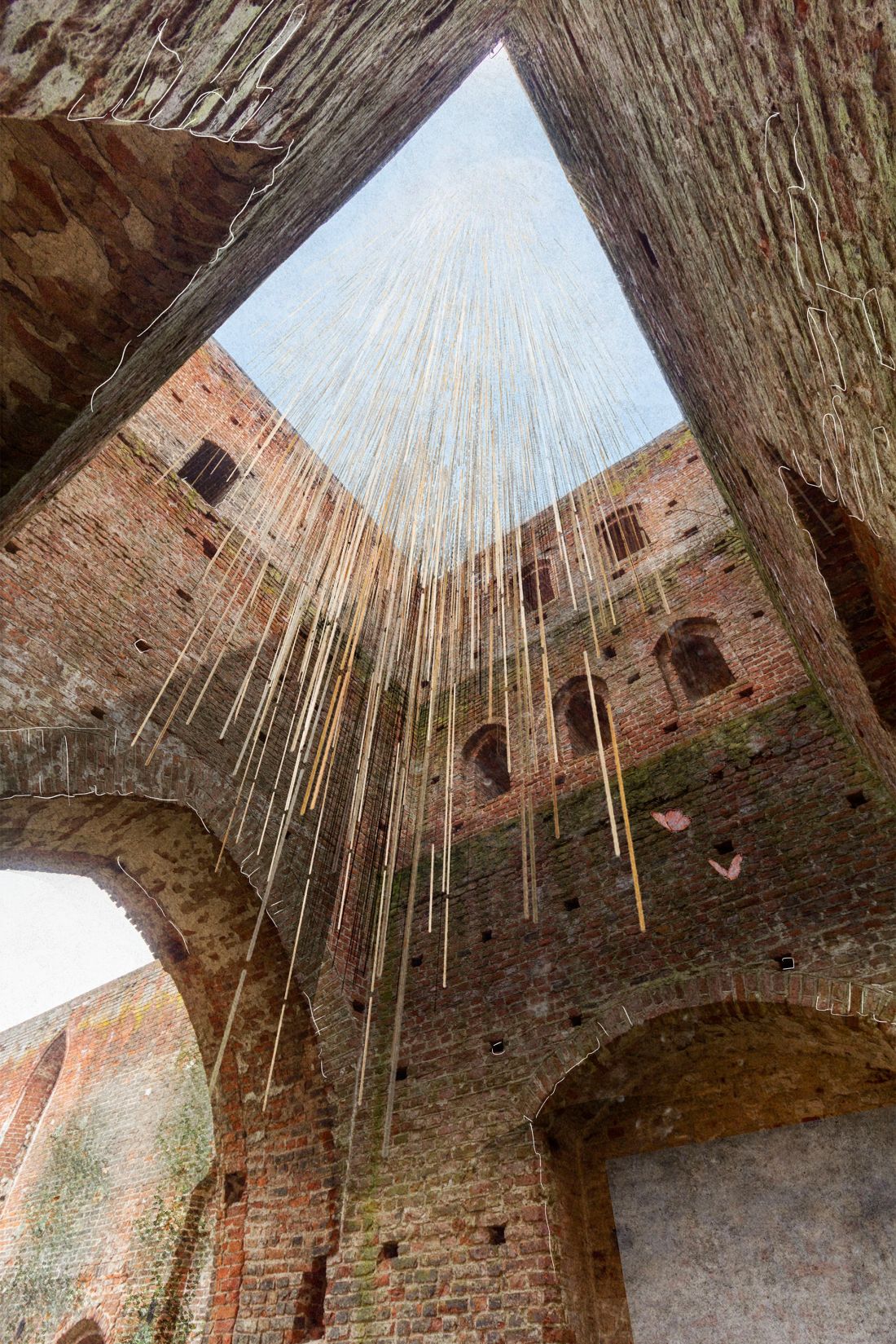  Instalacja artystyczna z wikliny w wieży ruin kościoła