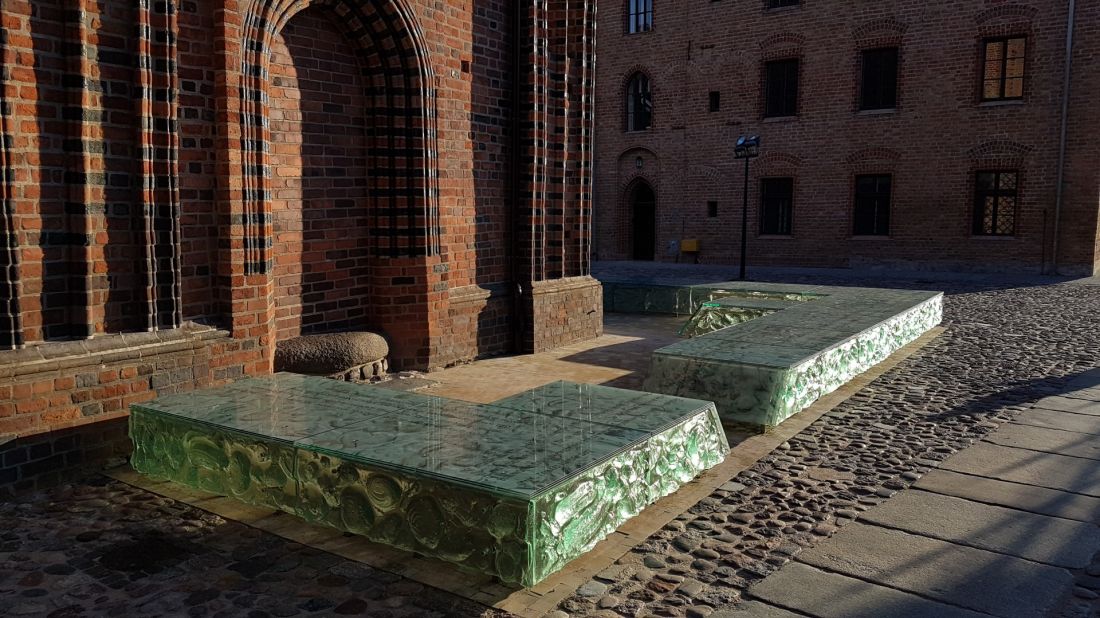 fragment instalacji po północnej stronie kościoła NMP, obrys murów palatium