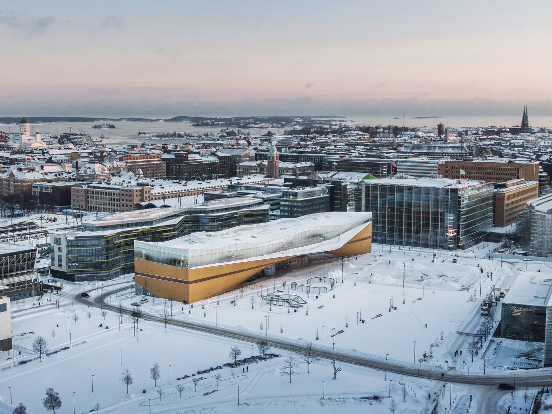  biblioteka Oodi na tle panoramy Helsinek