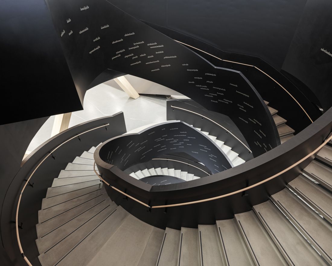 podwójna spiralna klatka schodowa z instalacją artystyczną „Dedication” Otto Karvonena