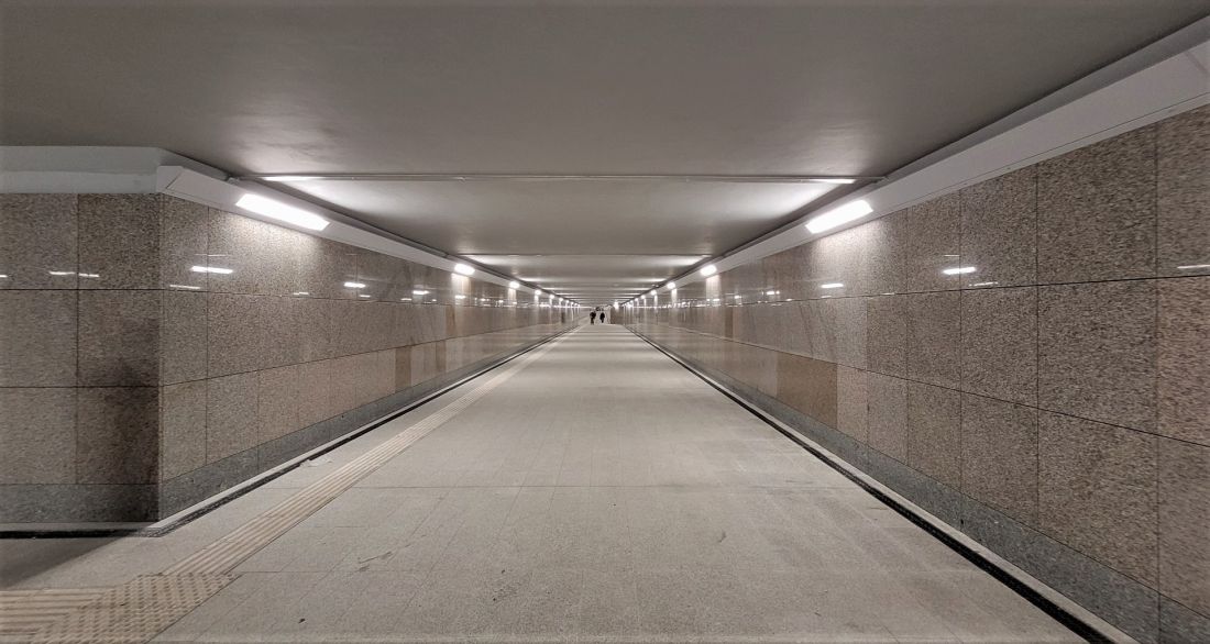 nowy tunel pod torami połączony ze starym, na tym 250-metrowym odcinku są tylko dwa wejścia: na nowy peron 1