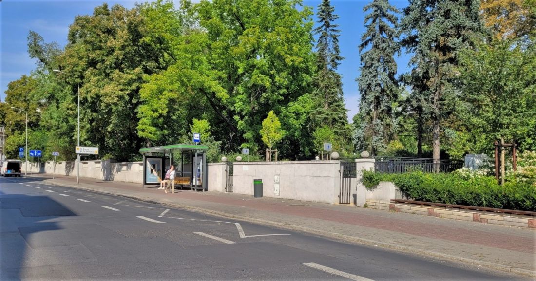 Przestrzeń do odbrukowania i zazielenienia - ul. Wyspiańskiego, Poznań