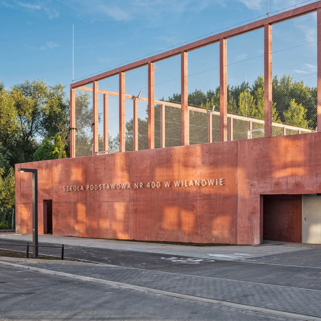 Szkoła Podstawowa nr 400 w Wilanowie autorstwa Bujnowski Architekci.