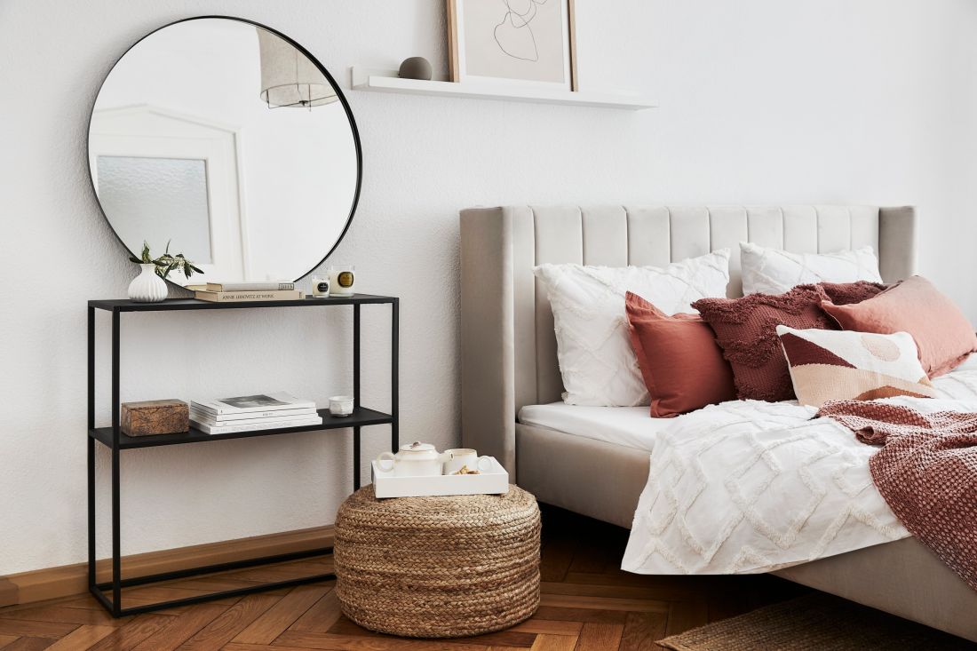 Sypialnia z <span style='color: var(--color-header);'><span style='color: var(--color-header);'><span style='color: var(--color-header);'><span style='color: var(--color-header);'>burgund</span></span></span></span>owymi akcentami