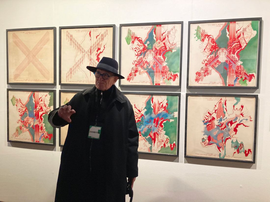 Peter Cook na tle wystawy rysunków - Ideas of Cities
